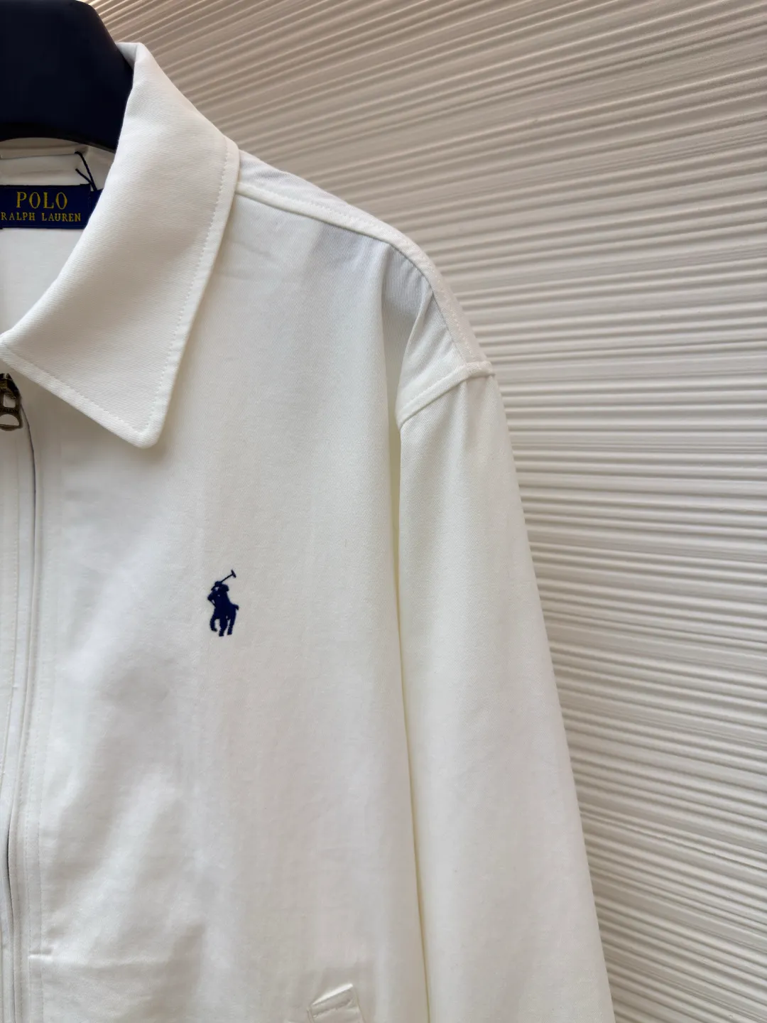 Ralph Lauren embroidered zipper jacket ●Original version: Purchased and developed by 4161 ●Item No.: 1680773-B10 ●Fabric: Clouded white twill cotton fabric ●Technology: Embroidery production ●Version: Fitted version ●Weight: about 570 grams ●Size: S-M-L-XL ●Description: Customized clouded white twill cotton, soft and silky, comfortable and close to the skin, dressed in pure white, exuding an innate elegance The exquisite indigo pony logo is embellished throughout. It is highly recognizable and carries an atmosphere of freedom and vitality. It is a symphony of pure and smart colors. It reconstructs the classics with neat styles and defines modern relaxation with versatile genes. Imported machine embroidery technology is used. Advanced computer control systems and precision mechanical components are used to achieve the iconic pony embroidery operation. High precision. The lines are smooth and delicate. The template machine opens the bag. The preset template guides the position, shape and size of the bag opening. The accuracy ensures the quality of the bag opening effect. The hem is made at one time using a three-needle waist-drawing machine. The elastic band and the fabric are sewn together in the same process using the machine's special needle position and feeding mechanism. The three-needle design is stronger and can evenly distribute pressure. Make sure that the elastic band and the fabric fit tightly, and the fabric has been washed carefully to have a better hand feel, not easy to deform, not easy to shrink, not easy to fade, and maintain long-term beauty. The overall wiring is straight and delicate, the fabric is comfortable and soft, and the color is consistent without color difference. It can be matched with the same style to create a fashionable look and control various occasions. Customized accessories, complete with three standards, same style for men and women!